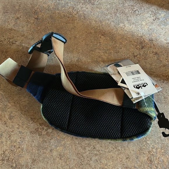 NWT Kavu Polar spectator sling bag sold at Free People stores. - Picture 7 of 8